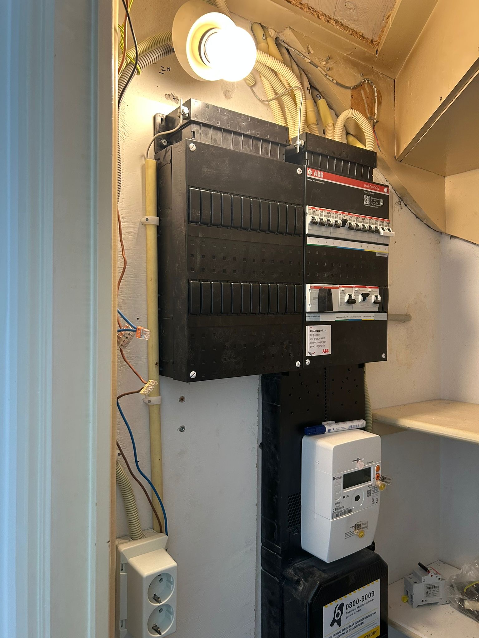 Dezelfde meterkast na afloop, met een nieuwe dichte ABB-groepenkast